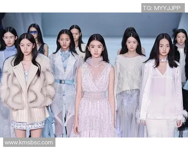 游泳衣设计潮流探索:从经典到现代,打造舒适与时尚的完美结合 游泳衣设计潮流探索:从经典到现代,打造舒适与时尚的完美结合